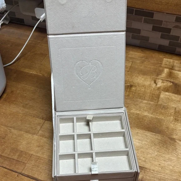 Brighton Cream Jewelry Organizer with Brighton DustBag - Picture 4 of 9